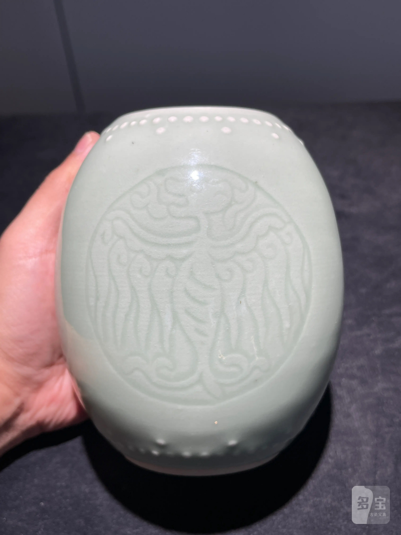 清晚期 豆青釉暗刻团凤纹橄榄尊 - 图2